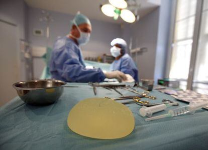 Dos cirujanos preparan una intervención de prótesis mamarias.