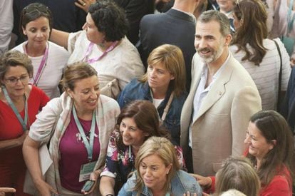 El rey Felipe VI, con un grupo de jóvenes en el Palau de Congressos de Girona.