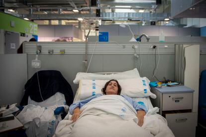 Carmen Terrazas, en su cama del Isabel Zendal, el 24 de noviembre de 2021.