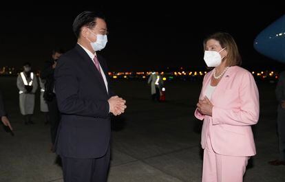 Nancy Pelosi, presidenta de la Cámara de Representantes de EE UU, con el ministro de Asuntos Exteriores de Taiwán, Joseph Wu, a su llegada este martes al aeropuerto de Songshan en Taipéi (Taiwán).