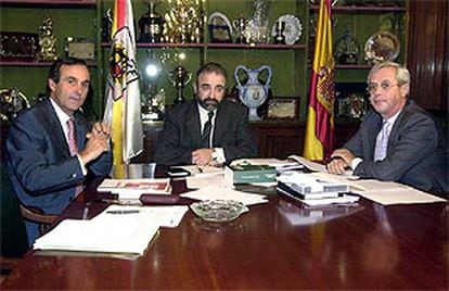 De izquierda a derecha, Argimiro Vázquez, Fernando Sequeira y Juan José Zornoza, el Comité de Competición.