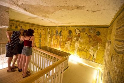 Turistas americanos observan la cámara funeraria del rey Tutankamón en el Valle de los Reyes.