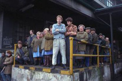 Trabajadores de una fábrica de coches de Praga durante una huelga en apoyo de la revolución 1989.
