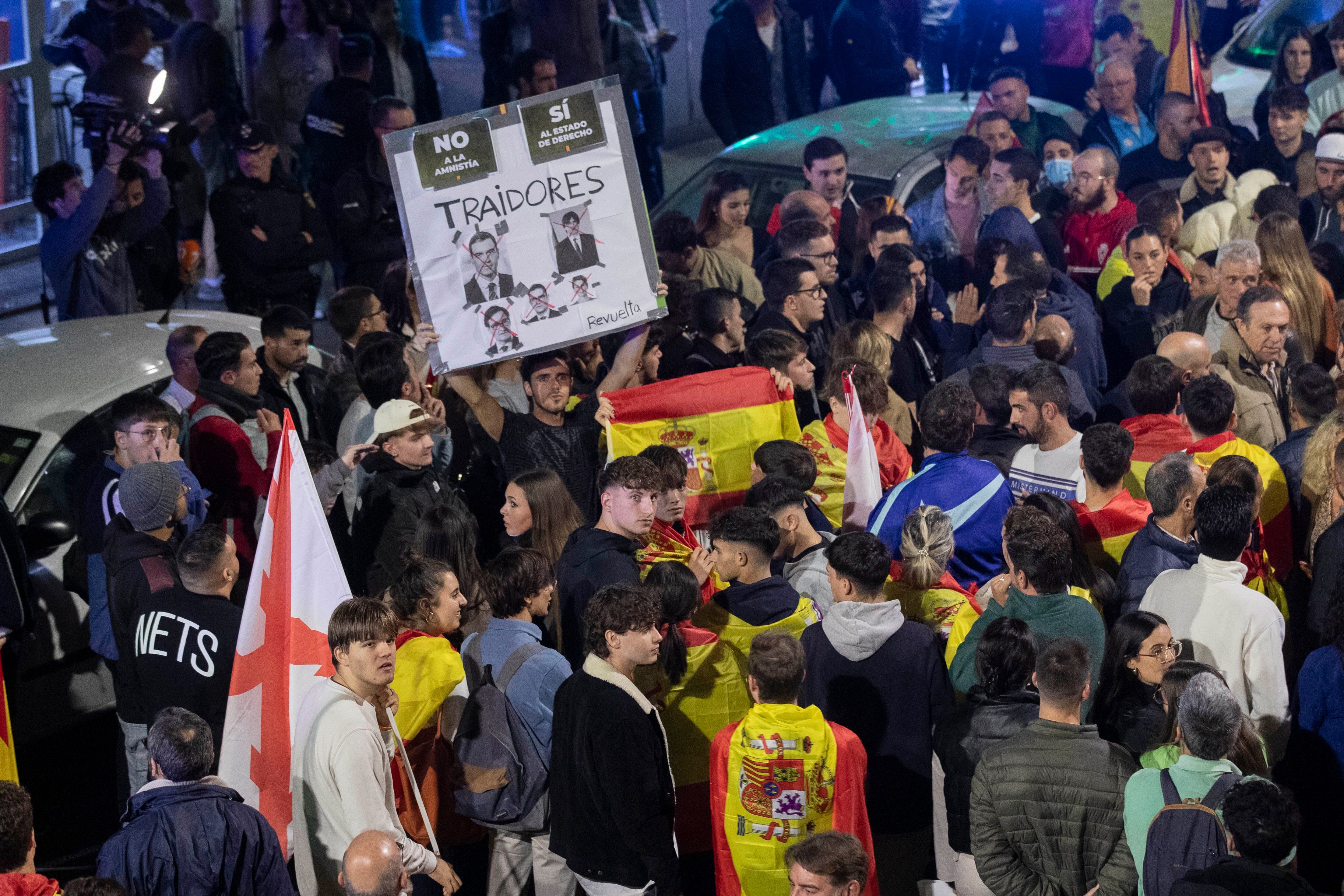 Varios cientos de personas asisten a la concentración de este jueves en la calle Princesa de Murcia, donde se encuentra la sede regional del PSOE, para protestar contra la ley de amnistía. 