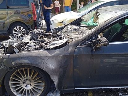 Una imagen del coche de Josep Bou, calcinado este sábado en un incendio en Barcelona.