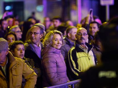 La expresidenta de la Comunidad de Madrid Esperanza Aguirre se suma a cientos de ciudadanos, convocados a través de las redes sociales, que protestan contra la ley de amnistía y el Gobierno de Pedro Sánchez, el pasado sábado cerca de la sede del PSOE de la calle Ferraz, en Madrid.