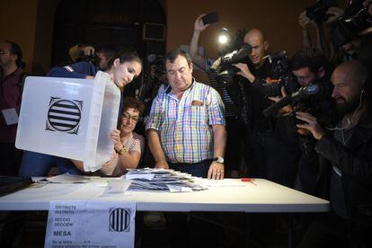 Recuento de votos durante el referéndum en un colegio de Barcelona, el 1 de octubre de 2017.