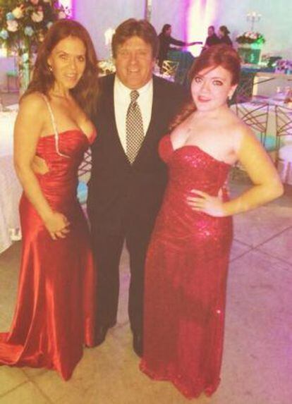 Miguel Herrera con su esposa e hija en una foto colgada en su perfil de Twitter.