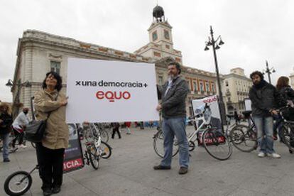 Inés Sabanés y Juan López de Uralde, en la Puerta del Sol.