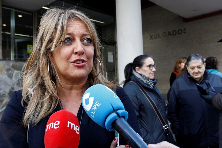 Beatriz Sestayo haciendo declaraciones, minutos antes de que comparezca ante la denuncia de un magistrado al que atribuyó actitudes machistas, el 28 de febrero de 2019 en Ferrol.