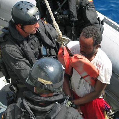 Militares españoles rescatan a uno de los piratas detenidos el jueves.