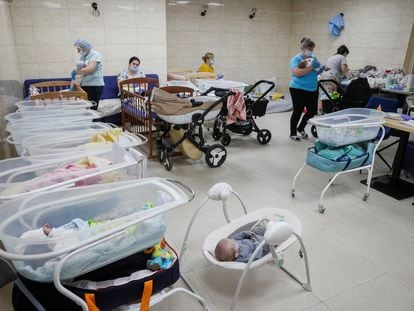 Varios bebés nacidos de vientres de alquiler en un refugio a las afueras de Kiev.