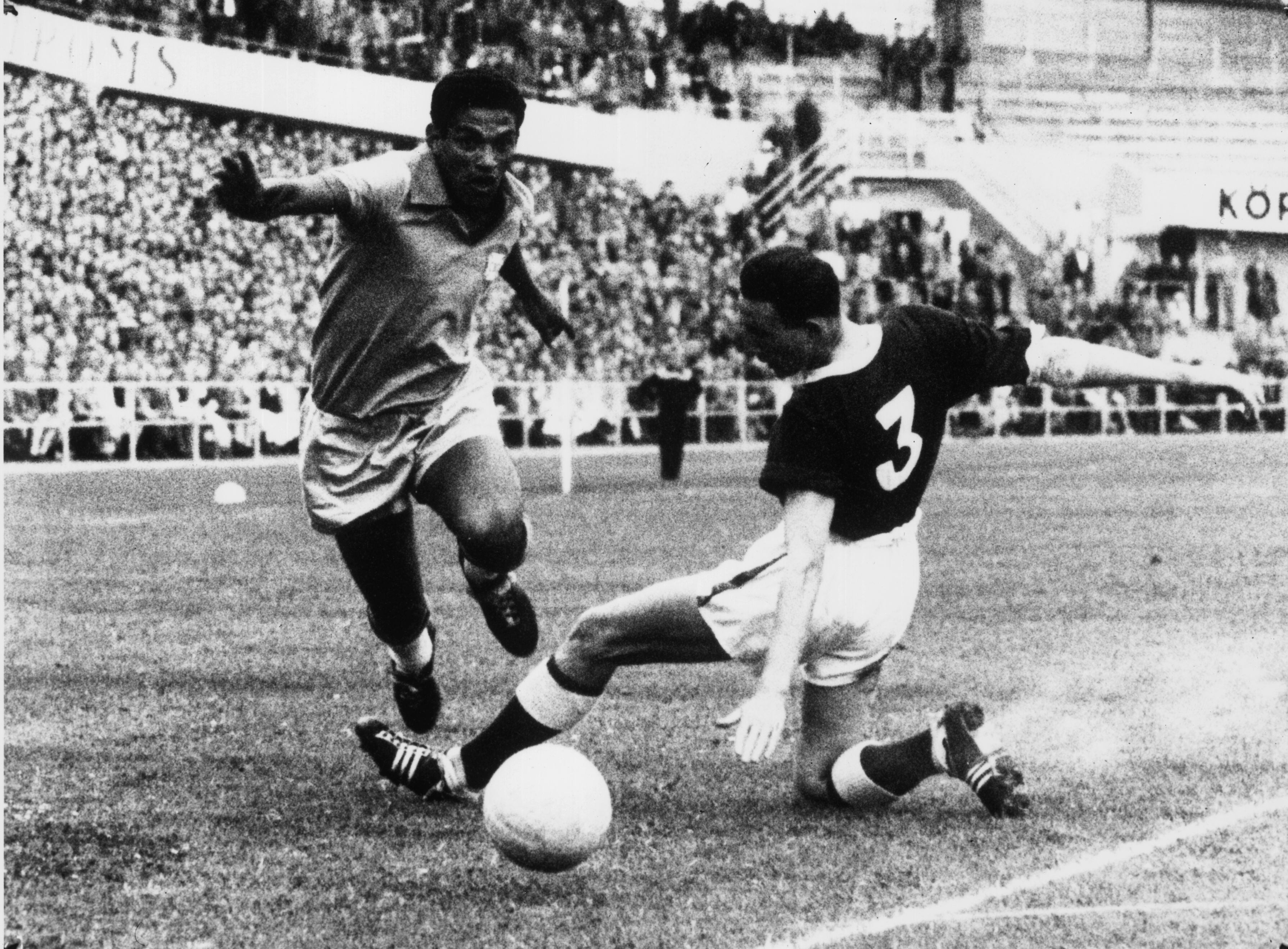 Garrincha durante un partido ante Galés en el Mundial de 1958.