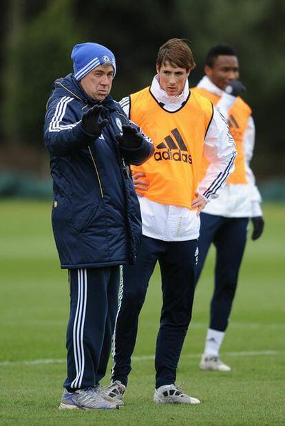 Torres, con Carlo Ancelotti, en un entrenamiento del Chelsea.