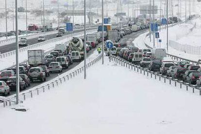 Imagen que presentaba esta mañana la M-50 dirección a La Coruña (Majadahonda), tras la copiosa nieve caída desde esta madrugada en la Comunidad de Madrid.