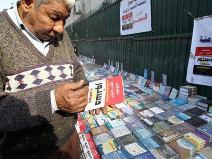 Un egipcio compra una copia de la constituci&oacute;n en una calle de El Cairo.