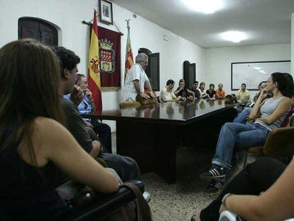 Asamblea de posibles afectados por la suspensión de pagos de Llanera en el Ayuntamiento de Alfara del Patriarca (Valencia).