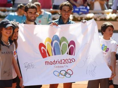 And&uacute;jar y Nadal posan con una bandera en apoyo de la candidatura ol&iacute;mpica de Madrid 2020.
