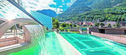 Laguna panorámica situada en la zona termolúdica de Caldea, en Andorra, construida por Fluidra.