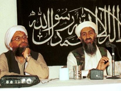 Ayman al-Zawahri, a la izquierda, junto al fallecido l&iacute;der de Al Qaeda Osama bin Laden, en 1998.