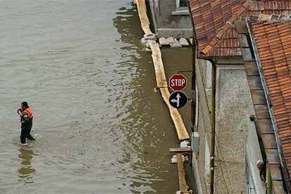 Un hombre pasea por las calles inundadas de Nikopol, a unos 230 km de Sofía, Bulgaria.