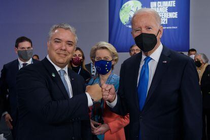 Iván Duque and Joe Biden greet each other during the climate summit in Glasgow, COP26, last November.