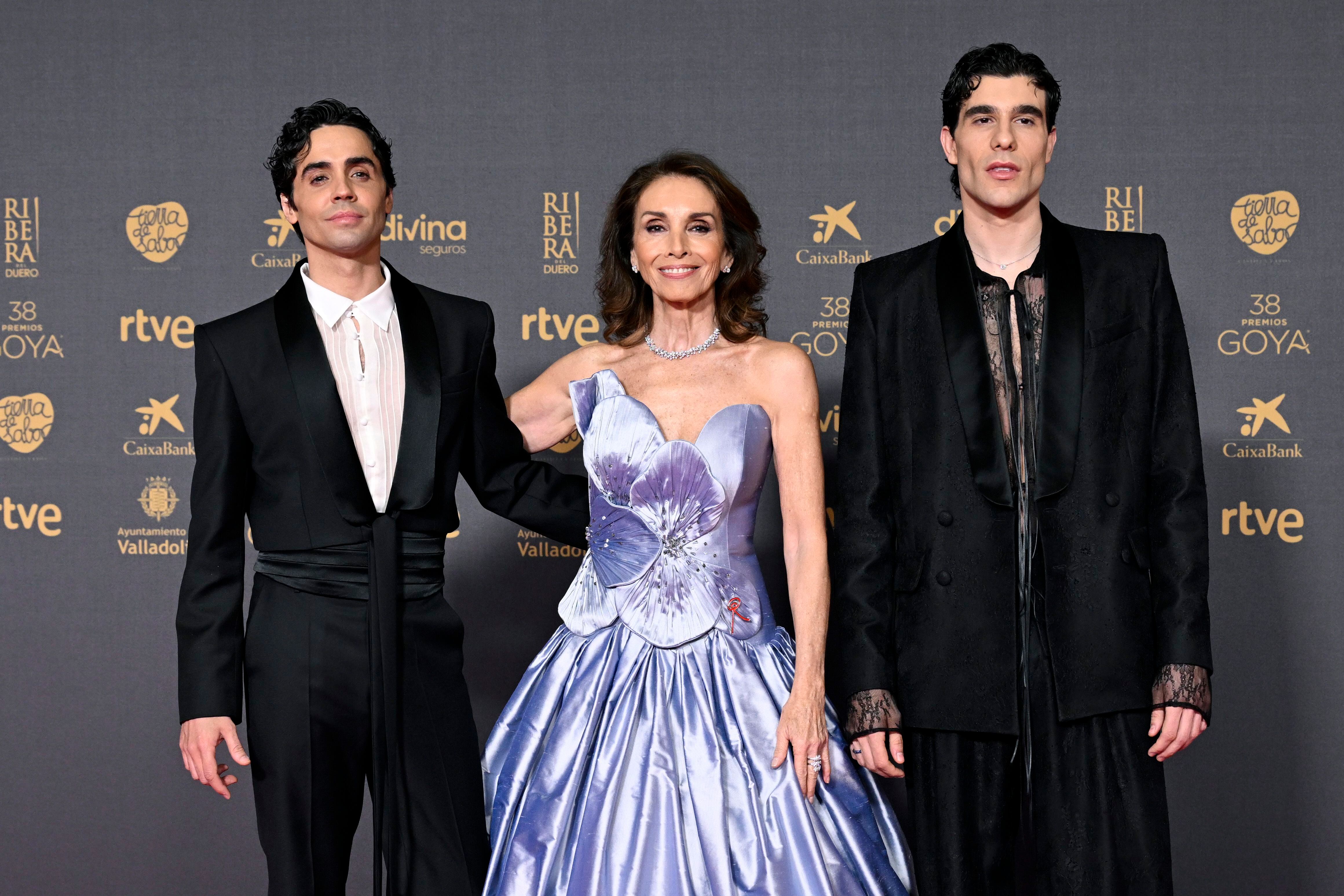 Enric Auquer en los Premios Goya 2024 ha llevado el traje rojo que solo  llevan los hombres más elegantes