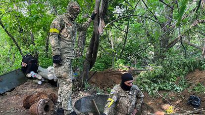 Soldados ucranios cavan trincheras en el frente, el martes.
