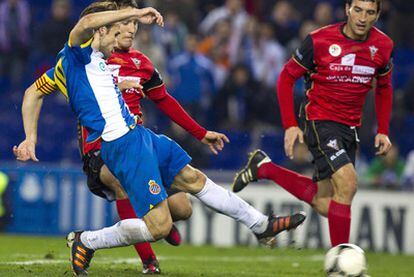 Verdú dispara ante Mikel Iribas en la acción que supuso el tercer tanto del Espanyol