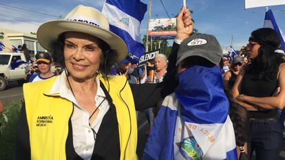 Bianca Jagger participa en una manifestación en Nicaragua en 2018 con chaleco de Amnistía Internacional México.