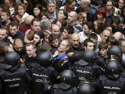 Agentes antidisturbios de la Policía Nacional forman un cordón de seguridad en los alrededores del colegio Ramón Llull de Barcelona durante el 1-0.