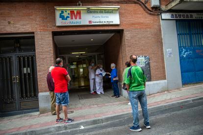 Varios pacientes aguardan ante la puerta del centro de salud Puerta Bonita, en Madrid.