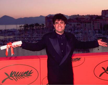 Pedro Almodóvar en Cannes, con su premio a la mejor dirección por 'Todo sobre mi madre' (1999).