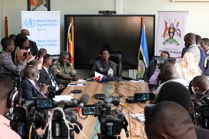 La ministra de Sanidad de Uganda, Diana Atwine (en el centro), confirma un caso de ébola en el país, este martes.