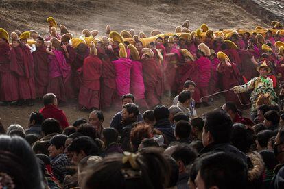 El festival anual consiste en el despliegue de una pintura gigante de Buda, de 20 metros de ancho por 30 de largo, que los monjes cargan hasta el monasterio. El acontecimiento se acompaña de bailes tradicionales, rezos y meditación.
