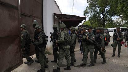 Soldados durante el operativo en la cárcel venezolana. 