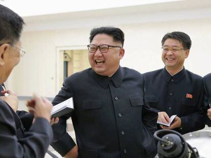 El líder norcoreano, Kim Jong-un al lado de una bomba de hidrógeno.