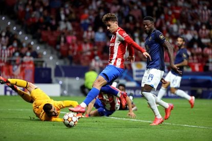 Griezmann intenta el remate ante el congoleño Mbemba en una buena ocasión del Atlético.