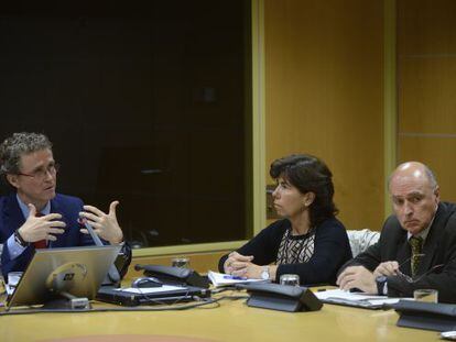 Antonio P&eacute;rez a la izquierda junto a dos miembros de la comisi&oacute;n en el Parlamento vasco