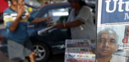 La foto del piloto del vuelo MH370, Zaharie Ahmad Shah,en la primera página del periodico 'Utusan Malaysia' en un quiosco de Dengkil (Malasia).