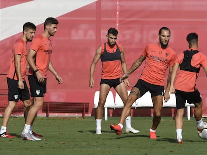 Varios jugadores del Sevilla, durante un entrenamiento.