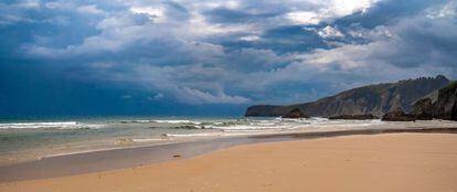 Un día nuboso en la playa de La Franca en Ribadedeva, paisaje protegido del Oriente de Asturias. 