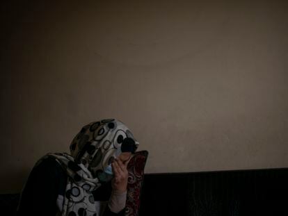 Itola Omar rompe a llorar en el salón de su casa en el momento de explicar cómo su familia vive inmersa en la pobreza en la segunda ciudad más grande del Líbano.