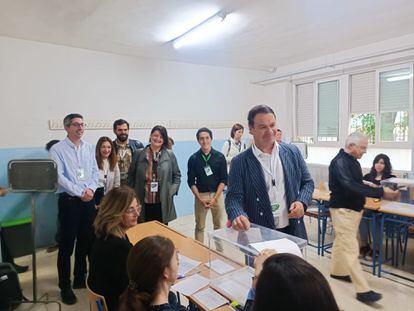 Manuel Carlos Vallejo, el candidato de Jaén Merece Más, en el momento de depositar su voto el domingo.