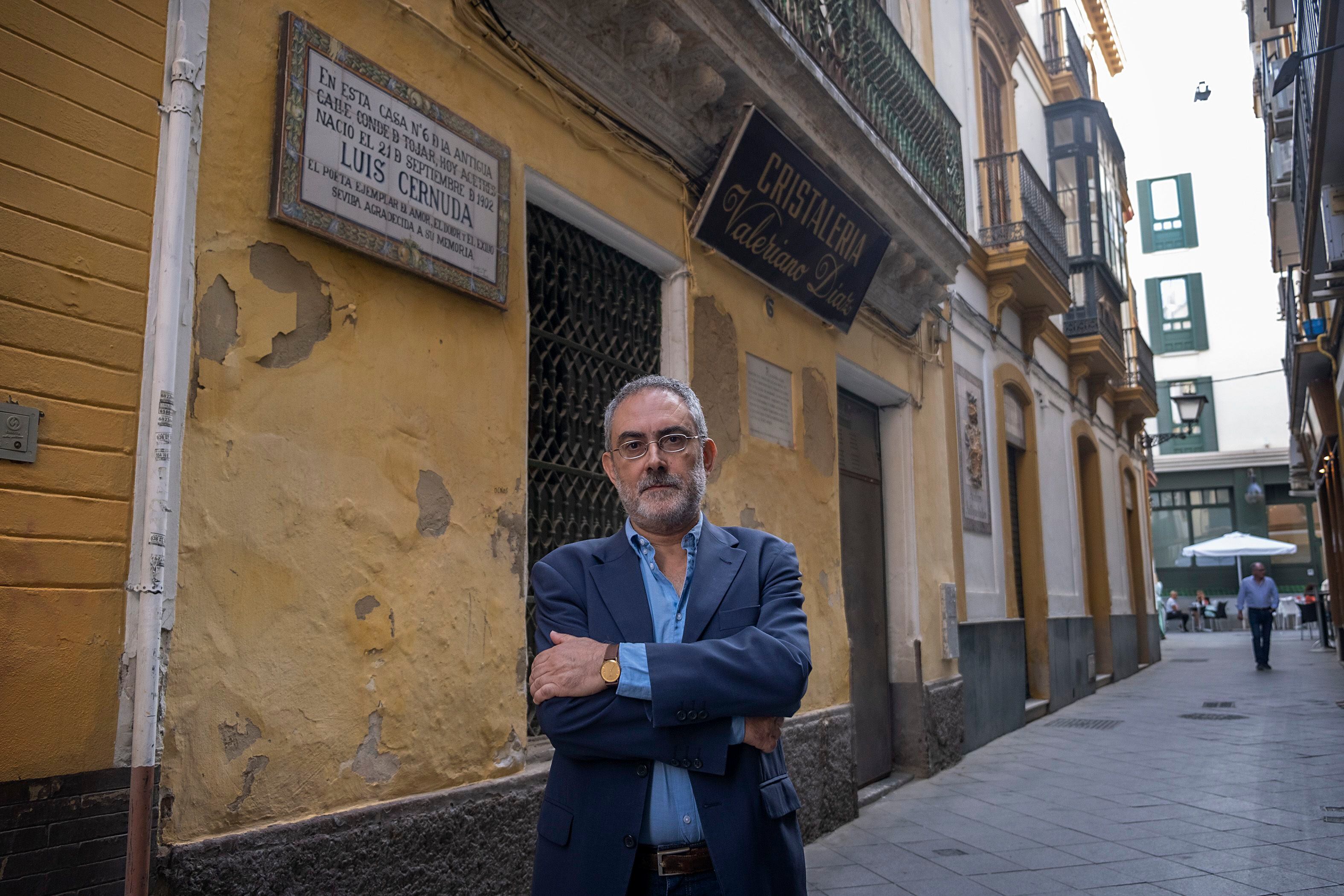 Antonio Rivero Taravillo, historiador y experto en la obra y vida de Luis Cernuda, ante la casa natal del poeta sevillano.