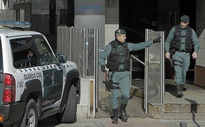 Agentes de la Guardia Civil registran la sede de Acuamed en enero del a&ntilde;o pasado.