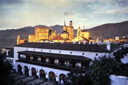 Entre su histórico caserío de origen medieval con vestigios renacentistas, calles empedradas, soportales, plazuelas, fuentes, su Barrio de Arriba, y el de Abajo, destaca el Monasterio de Nuestra Señora de Guadalupe, patrimonio mundial. Guadalupe ha ido creciendo a la par que su santuario, que empezó siendo una ermita y guarda en su interior muestras de estilo gótico, mudéjar, renacentista, barroco y neoclásico (siglos XIII al XVIII).