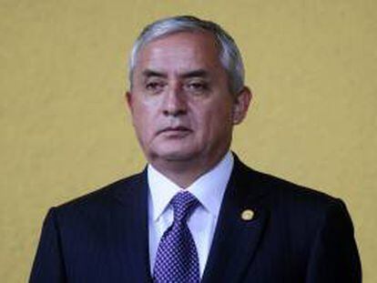 En la imagen un registro del presidente de Guatemala, Otto Pérez Molina, quien dijo que la "única fórmula" contemplada por el Gobierno para "sanear las finanzas" de la cartera de Comunicaciones es a través de la colocación de bonos. EFE/Archivo