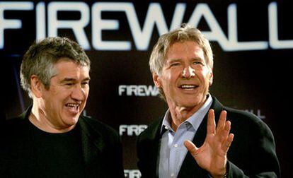 El actor estadounidense Harrison Ford y el director Richard Loncraine posan en Barcelona durante la presentación europea de su última película, <i>Firewall</i>.