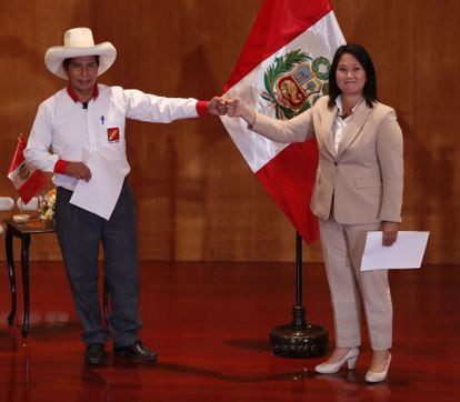 Los candidatos presidenciales Pedro Castillo y Keiko Fujimori, durante la ceremonia de firma de la "Proclamación ciudadana, juramento por la democracia", en Lima, el 17 de mayo.